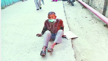 Sister pulled a stretcher after laying sick brother in SN Medical College Agra