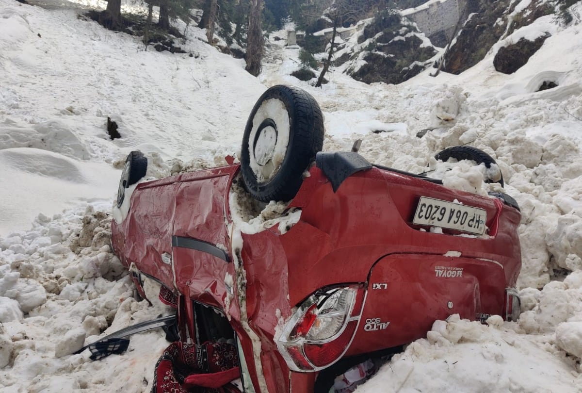 Shimla news: three injured car accident in narkanda