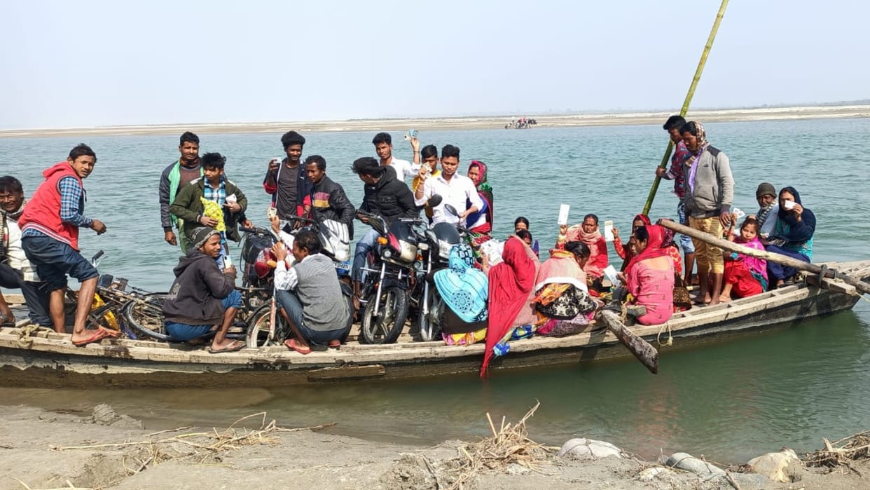 UP Election 2022 Pilibhit tharu voters reach booth by boat for voting