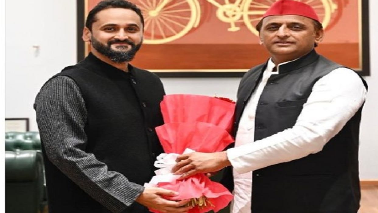 Mayank Joshi son of MP Rita Joshi met SP chief Akhilesh Yadav tweeted photo