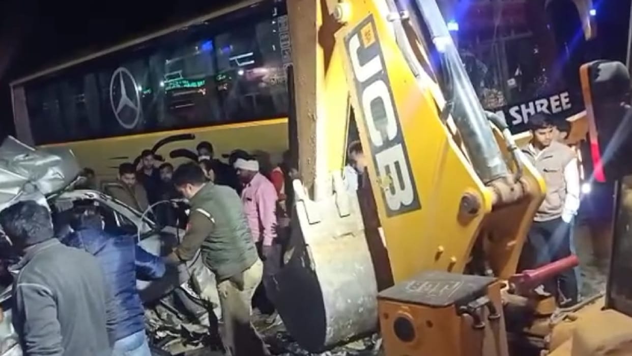 two people died and seven injured in road accident at late night in agra