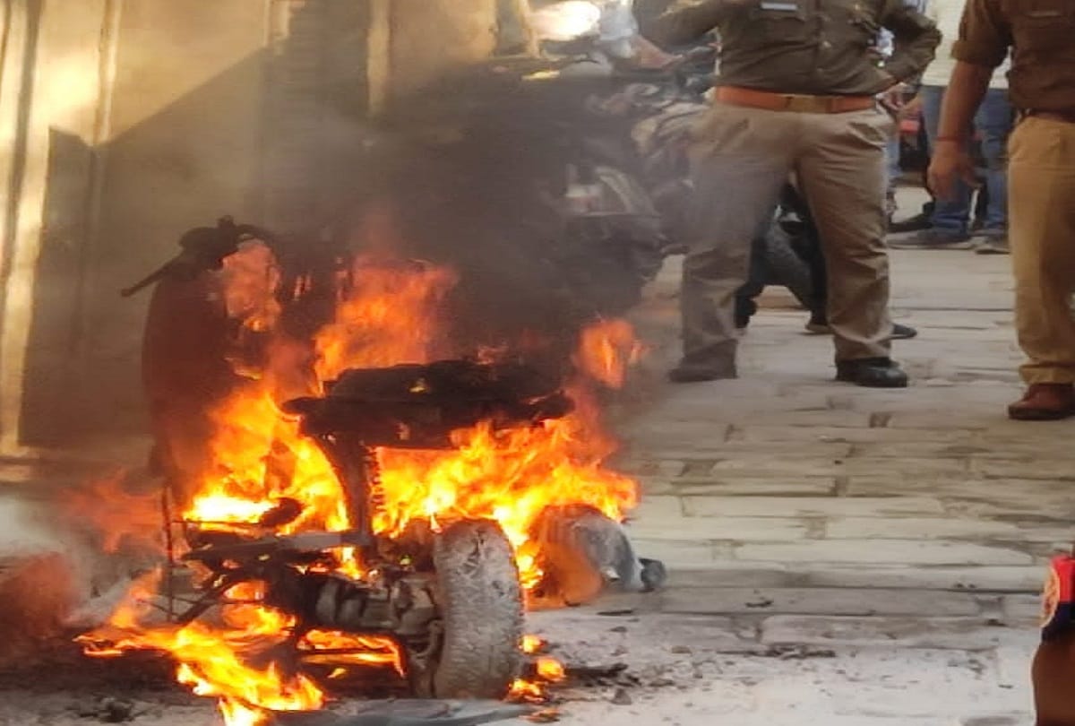 scooty caught fire in varanasi due to overflow of petrol when Mechanic trying to start