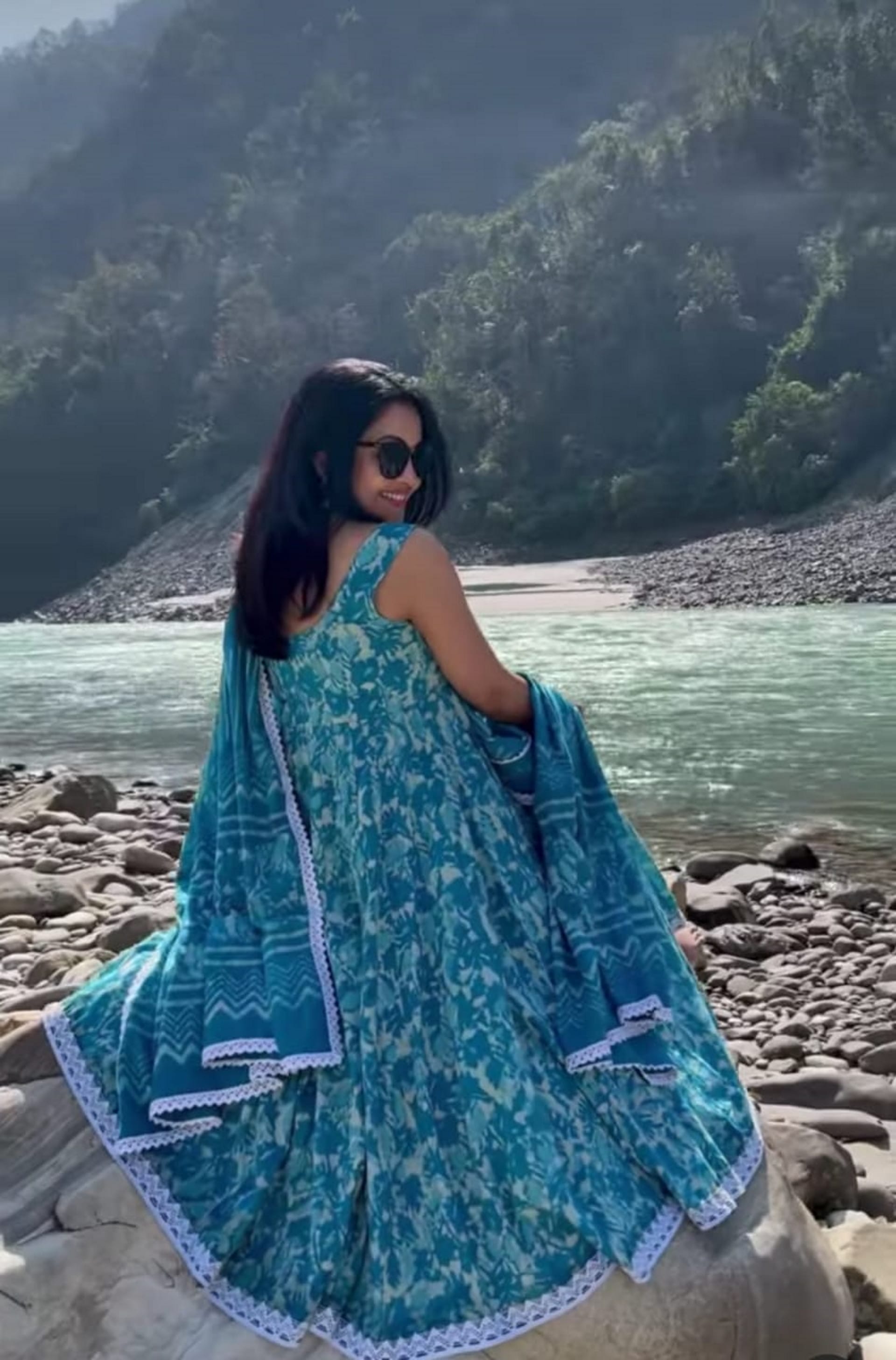 Rishikesh: Angoori Bhabhi reached Yog Nagri, took the blessings of Mother Ganga, had fun on the beach, see Photos
