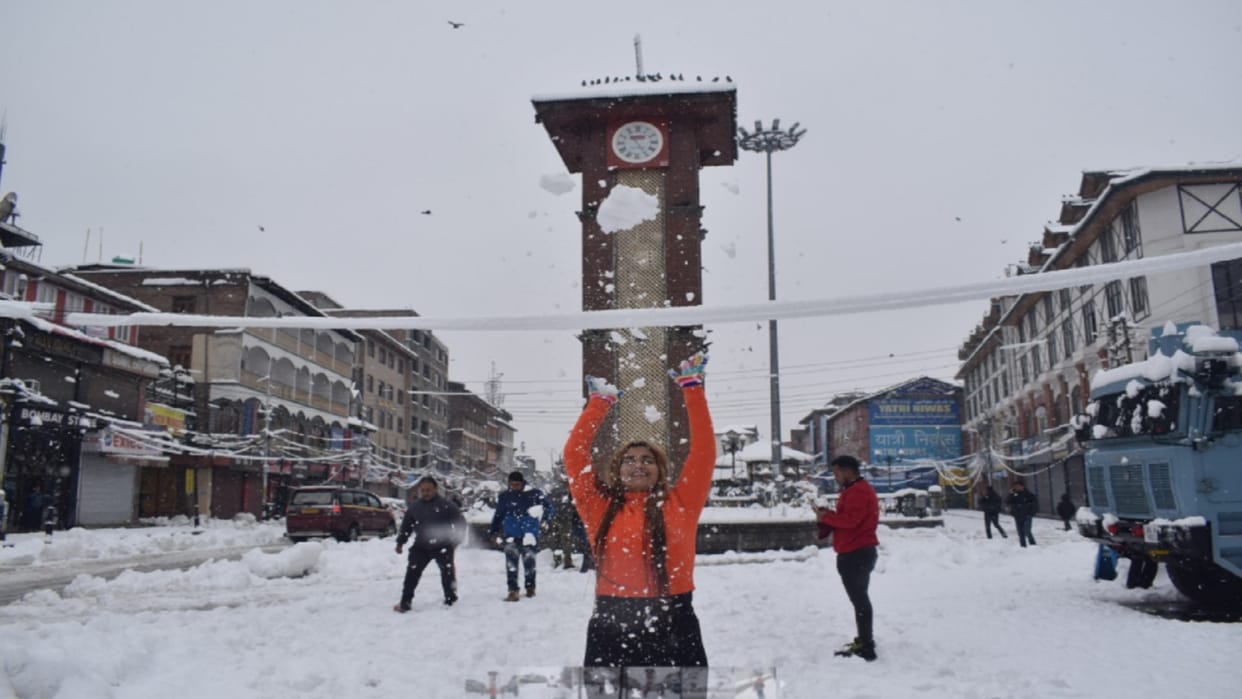 Snowfall in Kashmir, rain in Jammu division