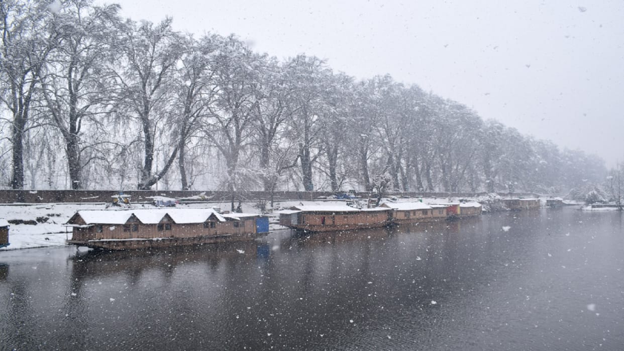 Jammu Kashmir: Cold hits the valley with rain and snowfall