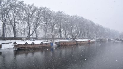 Jammu Kashmir : घाटी में बारिश और बर्फबारी के साथ ठंड ने दी दस्तक, खराब मौसम के चलते चॉपर सेवा प्रभावित Jammu Kashmir: Cold hits the valley with rain and snowfall