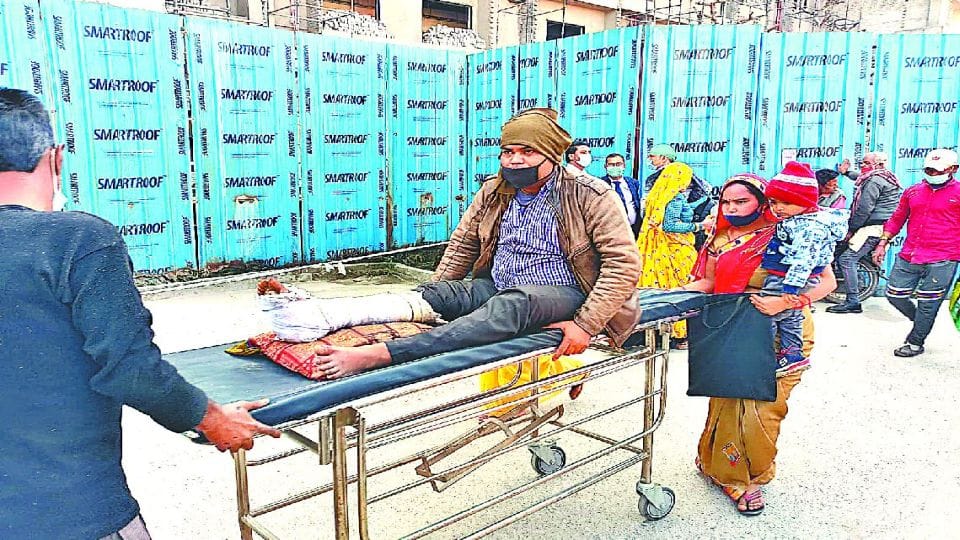Sister pulled a stretcher after laying sick brother in SN Medical College Agra