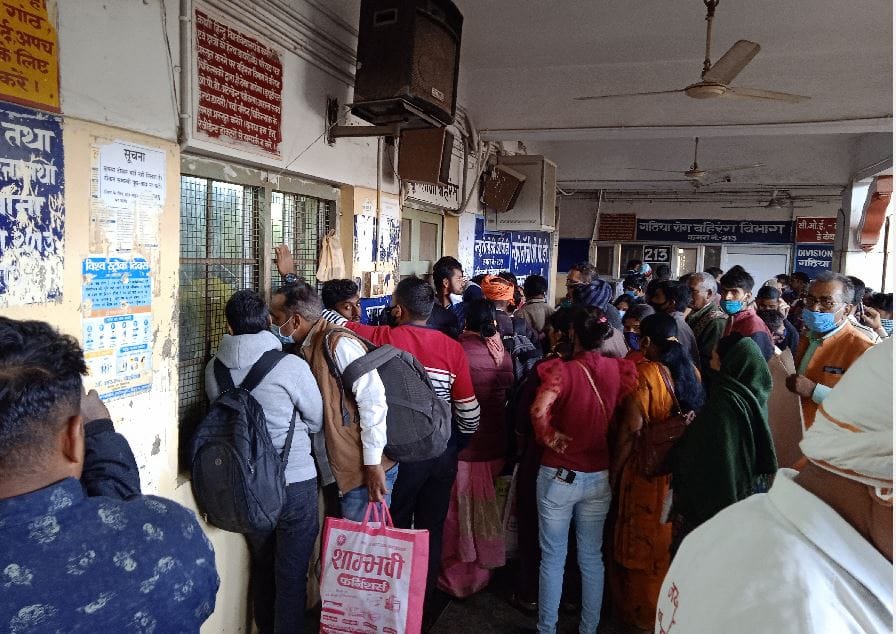 BHU hopsital mismanagment Token system Disorder in OPD of BHU hospital  patients and relatives are in trouble