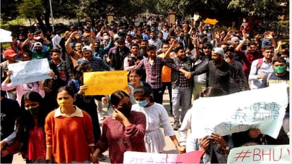 Security personnel and students clashed in BHU:  Students sitting on strike at the main gate in protest against the university administration