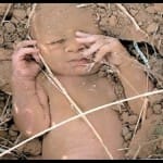 गड्ढे में दफन मासूम को किसान ने बचाया