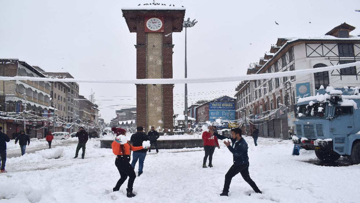 Highway closed due to heavy snowfall, all flights cancelled, Kashmir cut off