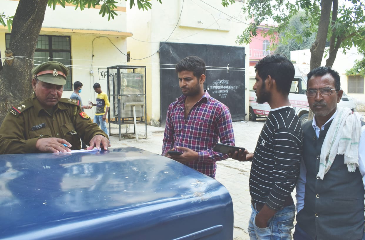 accused threaned to father, pfoto found near dead body