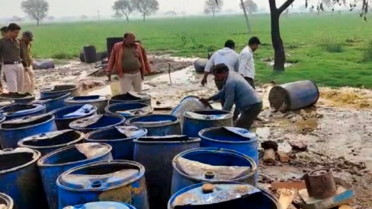 Datia: Liquor was hidden in plastic drums, seized by a joint team of excise and police