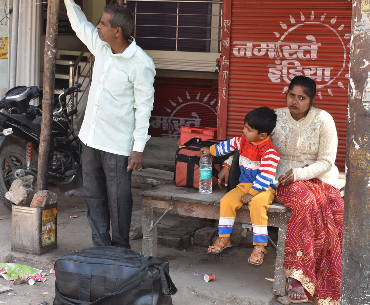 fathepur news,Waited for hours, still did not get the means