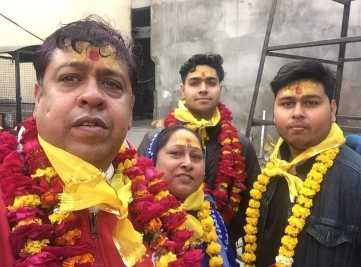 tumhaare paapa kahate the, bete aisee jagah chale gae ki daag bhee nahin de paenge, sach ho gaya