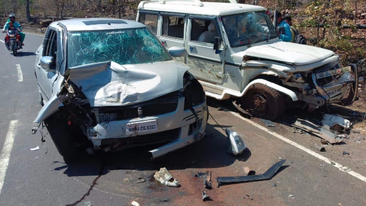 Raisen: Car and Bolero collided at the blind turn of Ratanpur Valley, 10 people injured in the accident, two serious