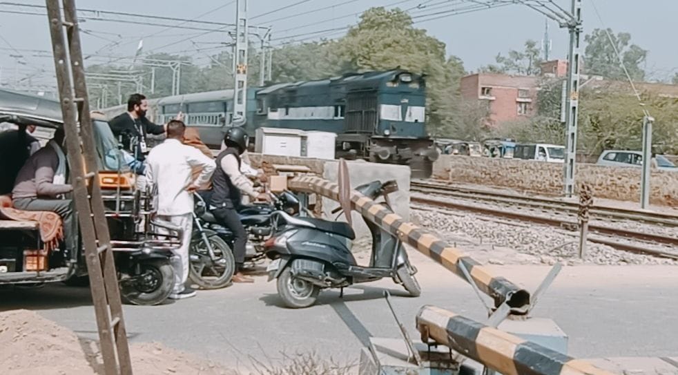 Negligence: The gate could not be closed due to jam, the train could leave 12 minutes late