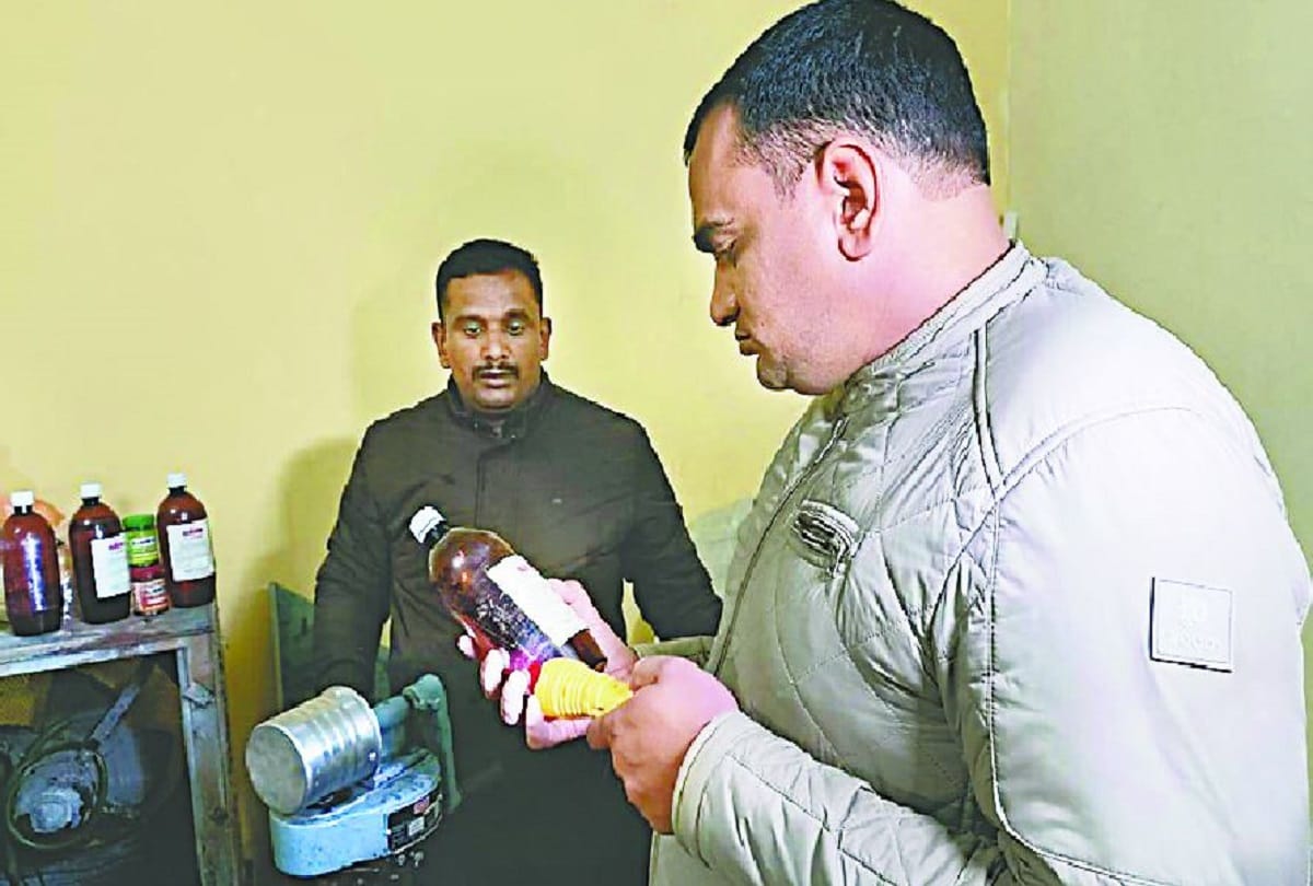 sharab kand Azamgarh administration take big action 8 sarkari liquor shops suspended stirred up  licensees