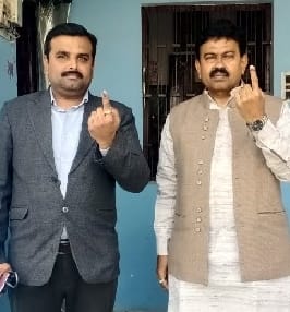 Minister of State for Home Teni casts his vote with son Abhimanyu, Ashish is not visible