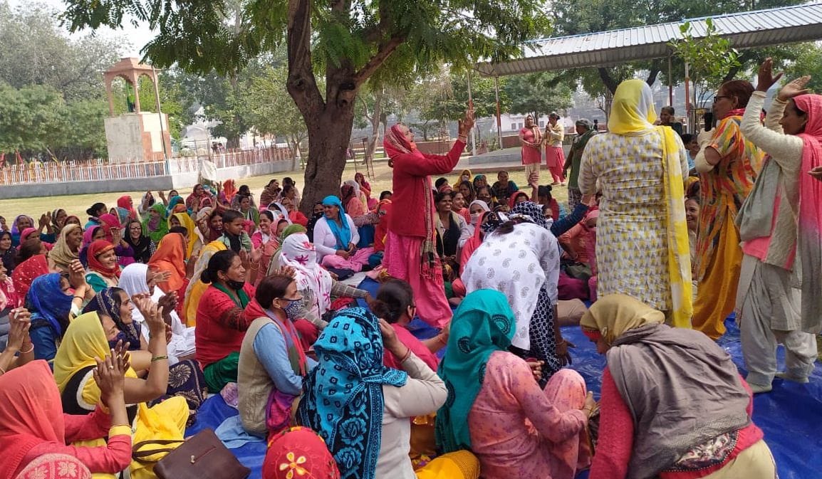 Anganwadi workers and helpers will fight with the government by asking for donations