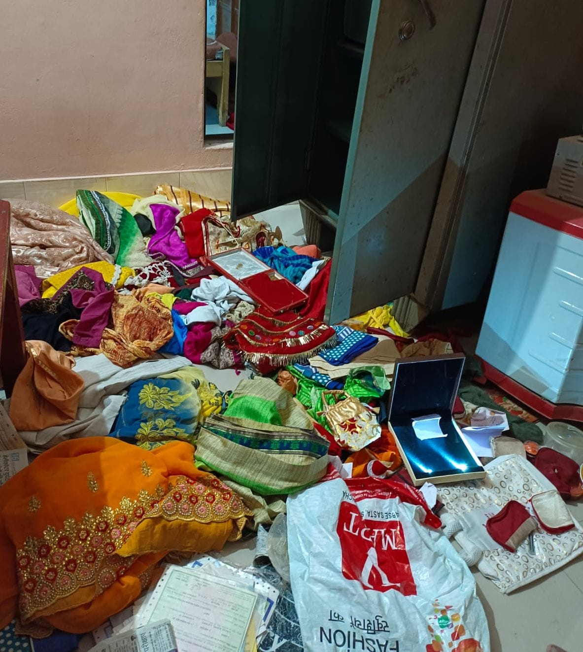 fathepur news,10 lakh stolen by breaking the lock of agricultural worker's house
