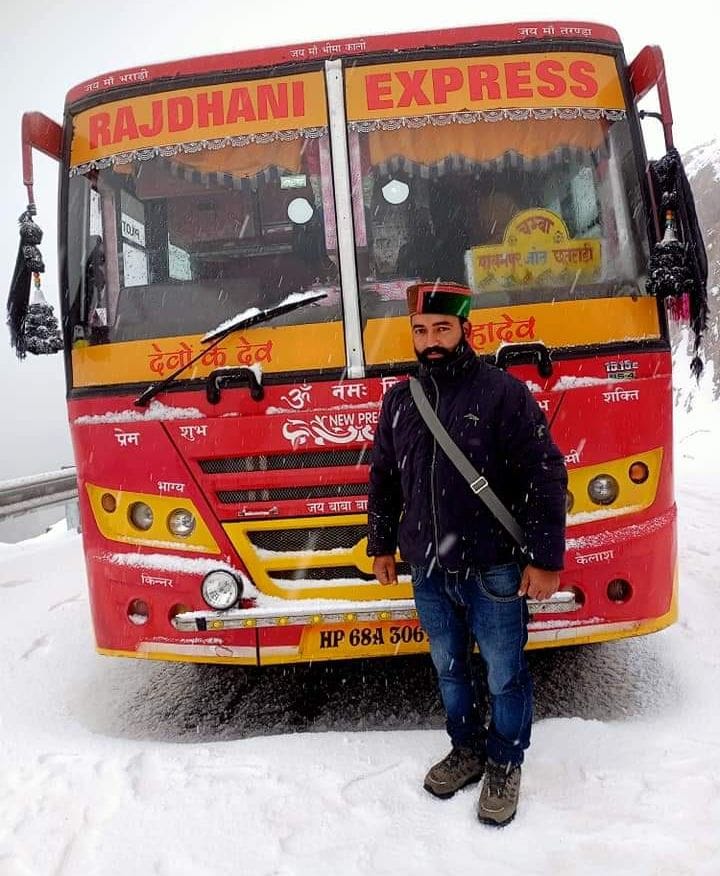 Private bus slipped in the snow, the administration rescued the passengers