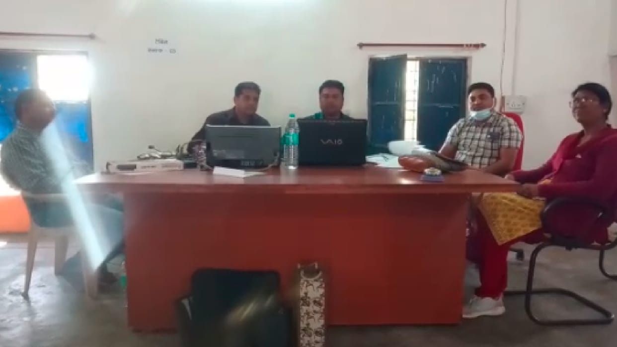Panna: All the engineers were caught red handed taking a bribe of 15 thousand from the sarpanch, had taken five thousand earlier