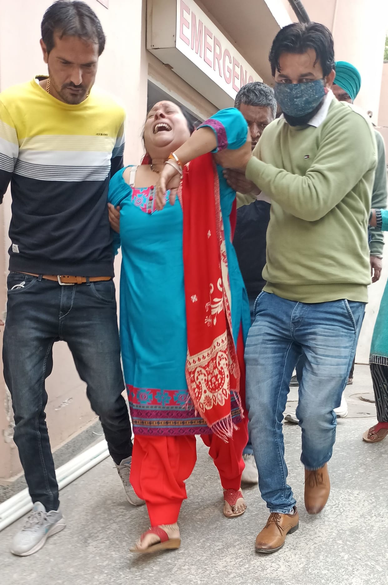 Swallowed poison after going to the toilet, when asked if there was a foul smell in the office, then came to know