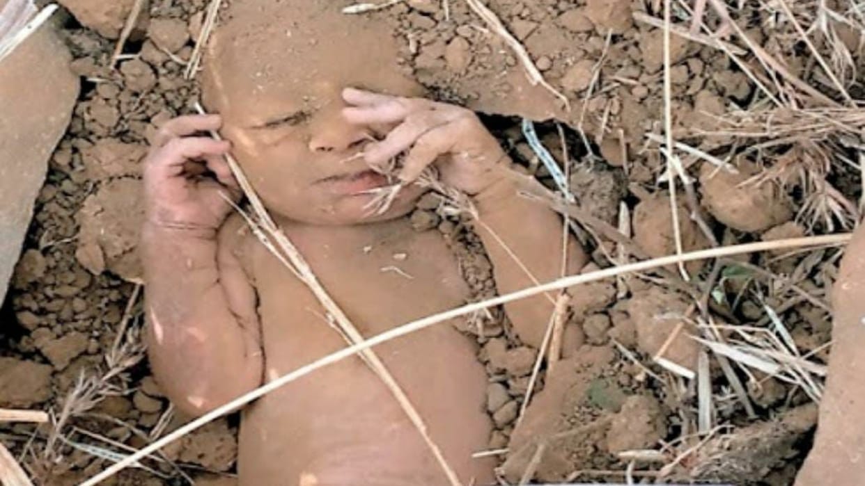 Shivpuri: Ruthless mother buried the innocent in the ground, the farmer saved the buried child after hearing the cry