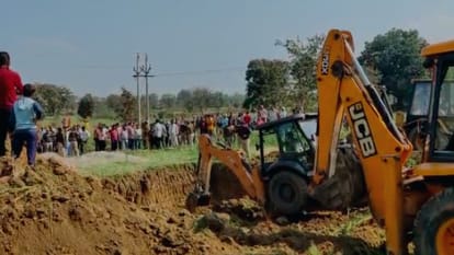 Umaria: Three-year-old boy fell in 40 feet deep borewell, efforts are on to rescue him