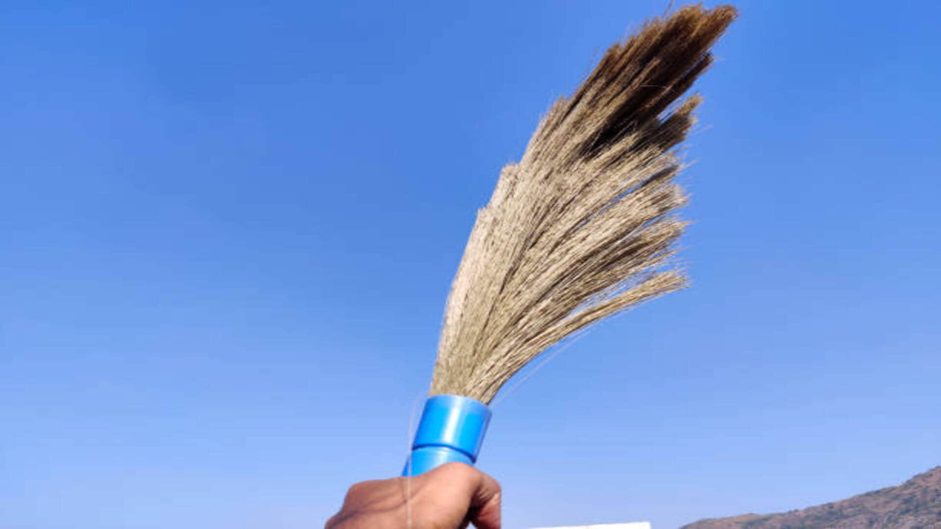 Vastu Tips Bringing Broom At Home on This day Will Be Bad Luck Know Auspicious Time to Bring Broom