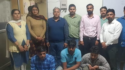 पकड़े गए आरोपी स्वास्थ्य विभाग व पुलिस की टीम के साथ।