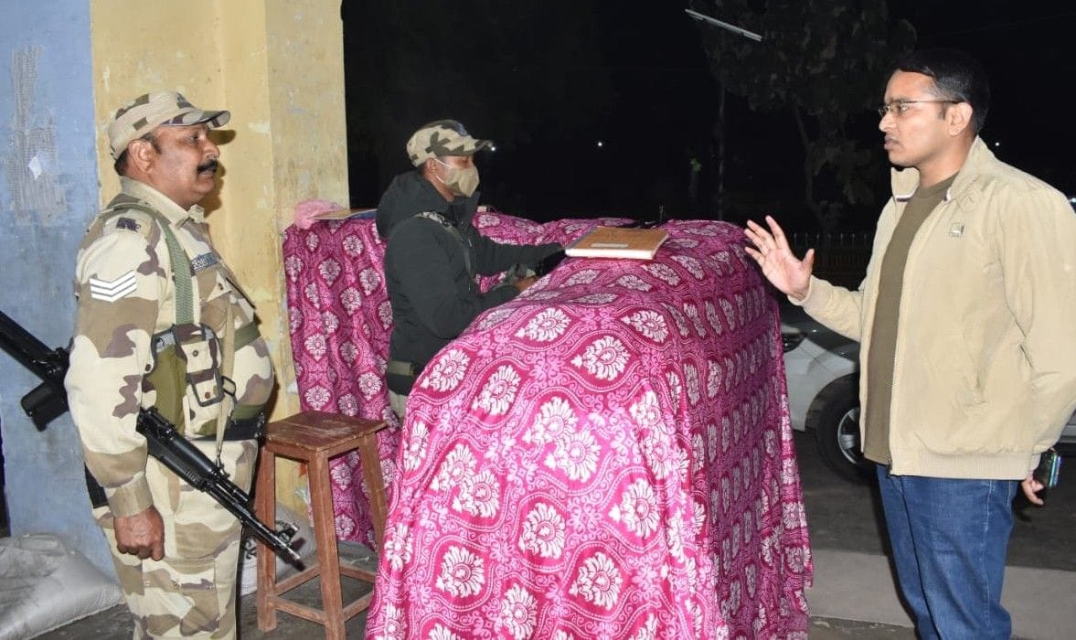 Hathras: SP inspects strong room, knows about EVM security