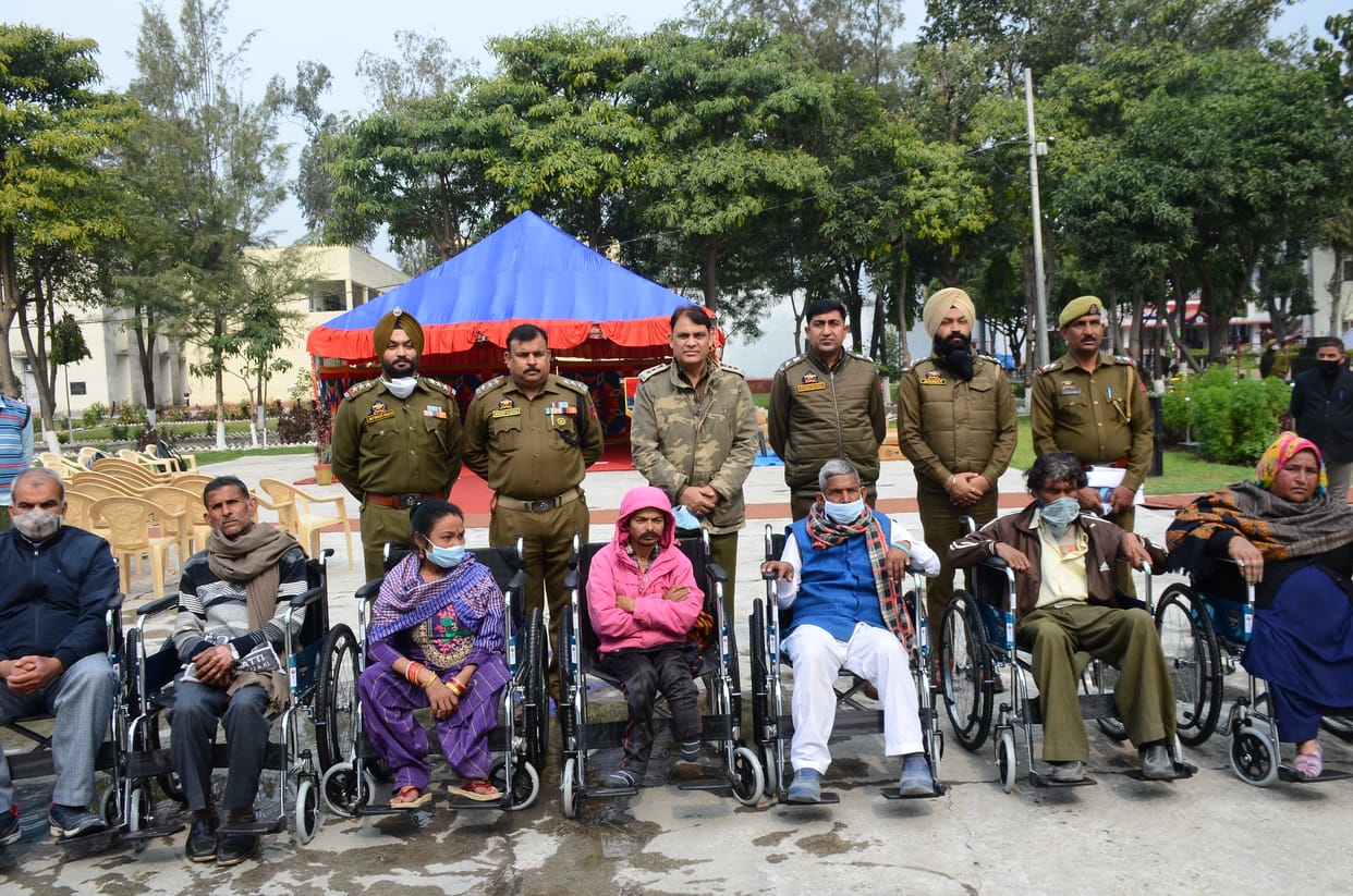 Police gave wheel chair to the handicapped