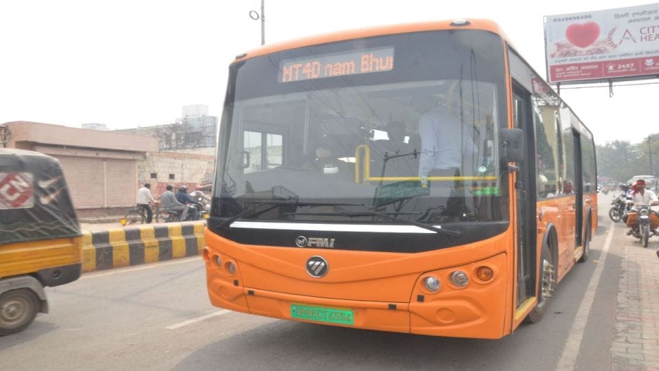 Mathura Officers traveled to Vrindavan in electric bus and tested the arrangements