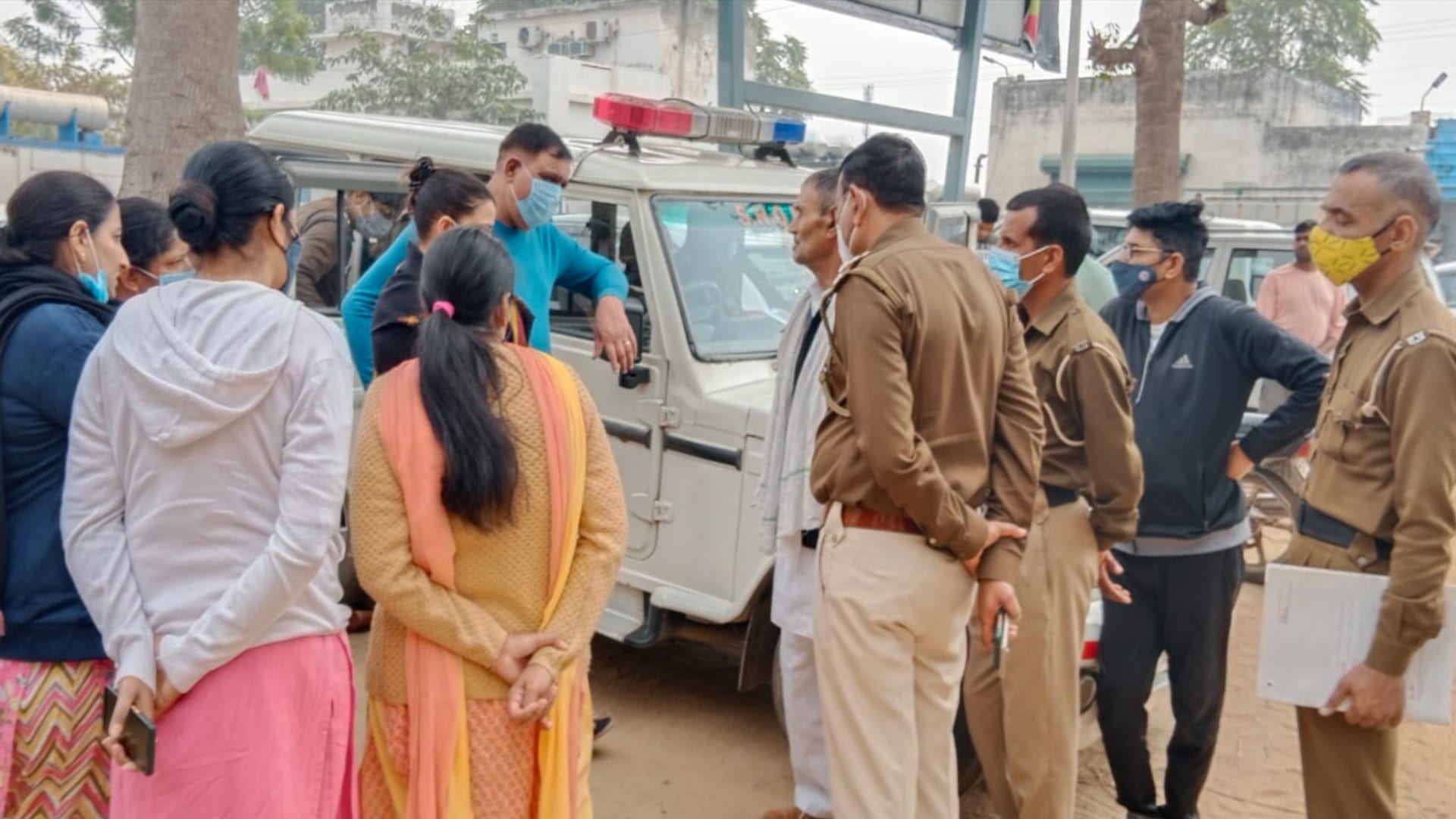 Faridabad husband killed head constable wife then committed suicide married 17 years ago milkman reveals incident