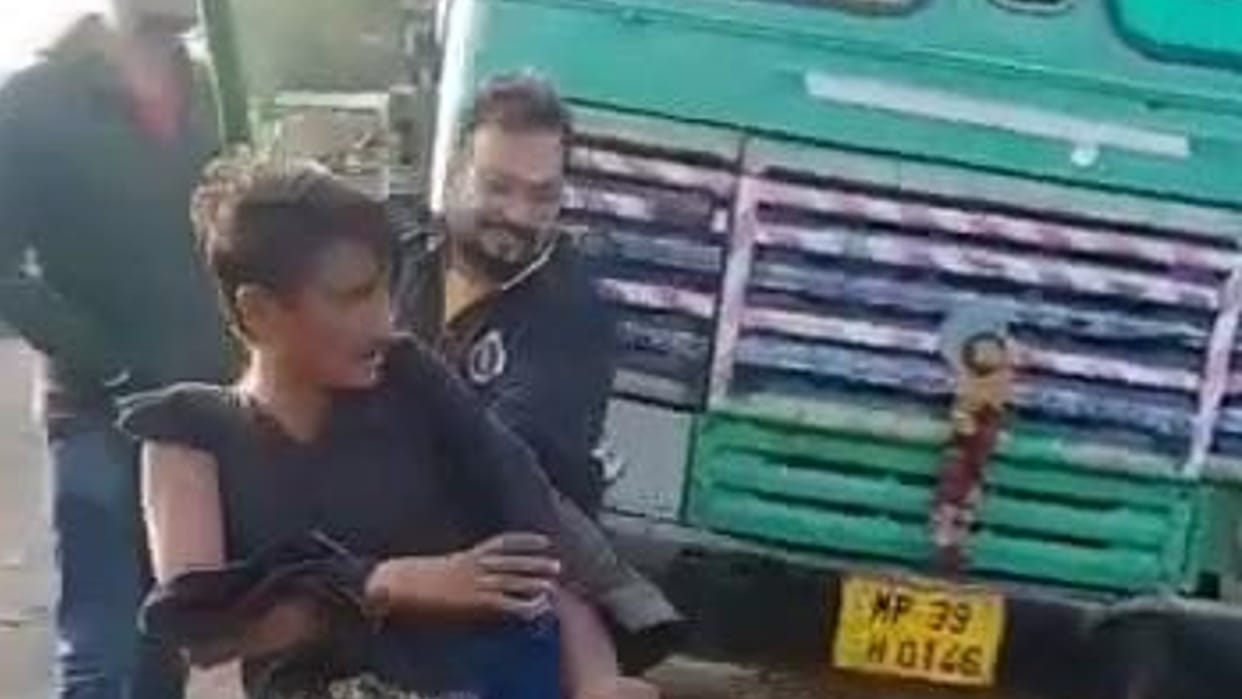Driver beaten with stick on suspicion of theft in Sehore, case registered against manager, video viral