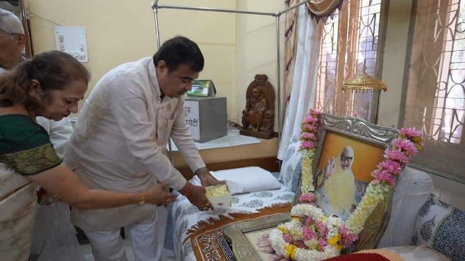 Indore: Minister Gadkari visited Nana Maharaj Tarnekar Ashram, also reached Nath temple and inquired about service activities