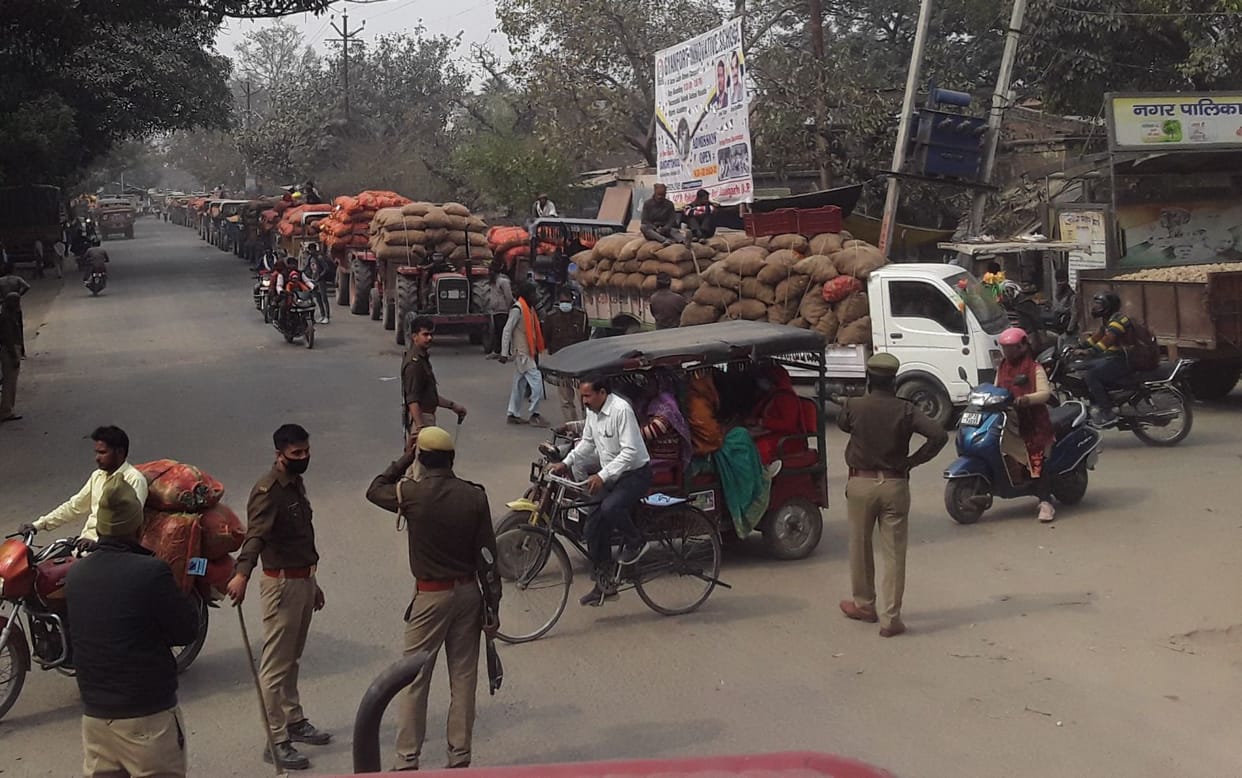People struggled with jam for eight hours on Etawah-Bareilly highway