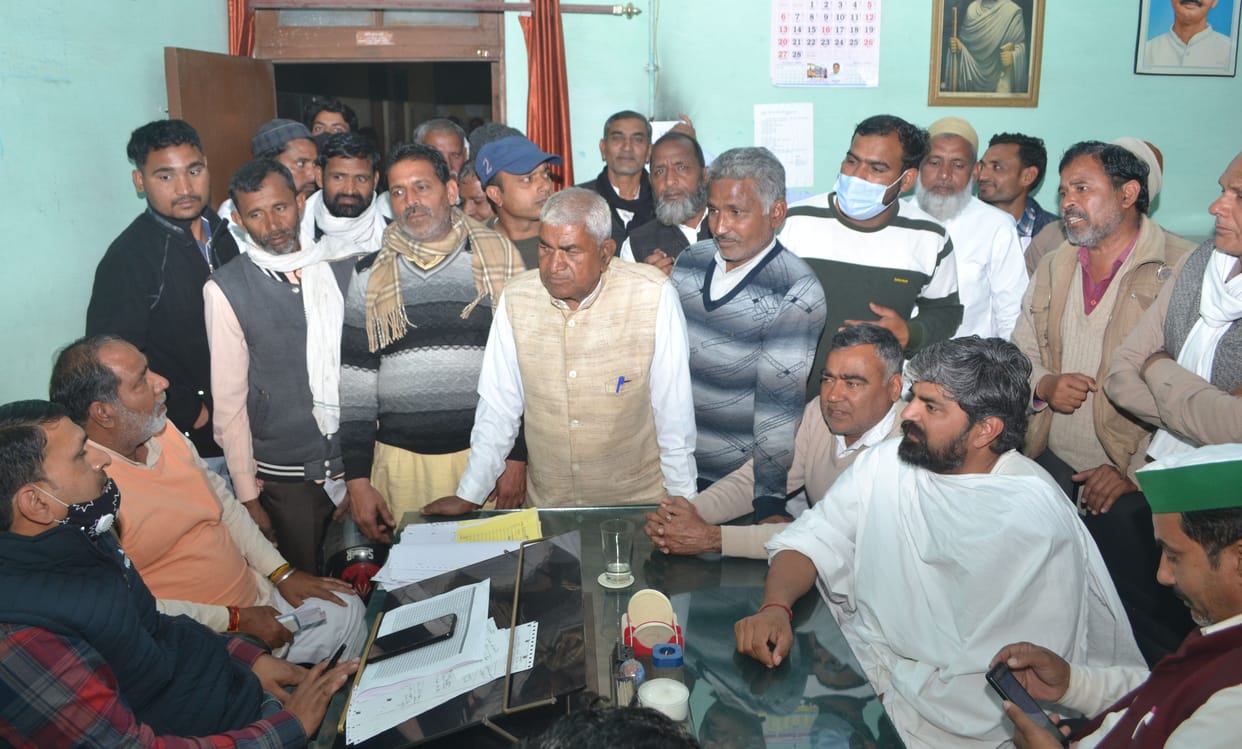 Uproar of farmers due to non-availability of sugarcane slip