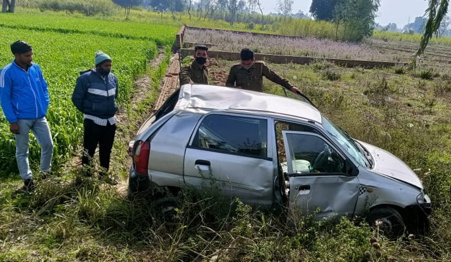 Uncontrolled car overturned in a pit, teacher injured