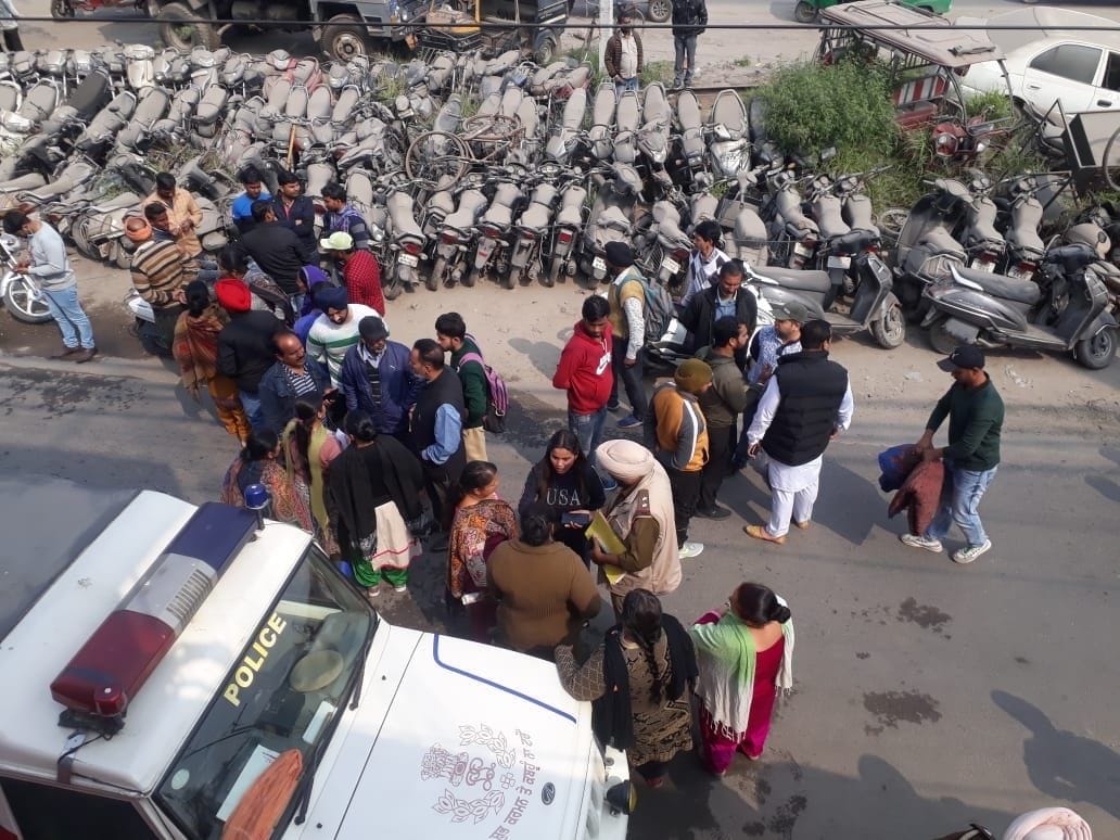 Shoes killed on the photo of the accused of misdeed, protest outside the police station demanding arrest