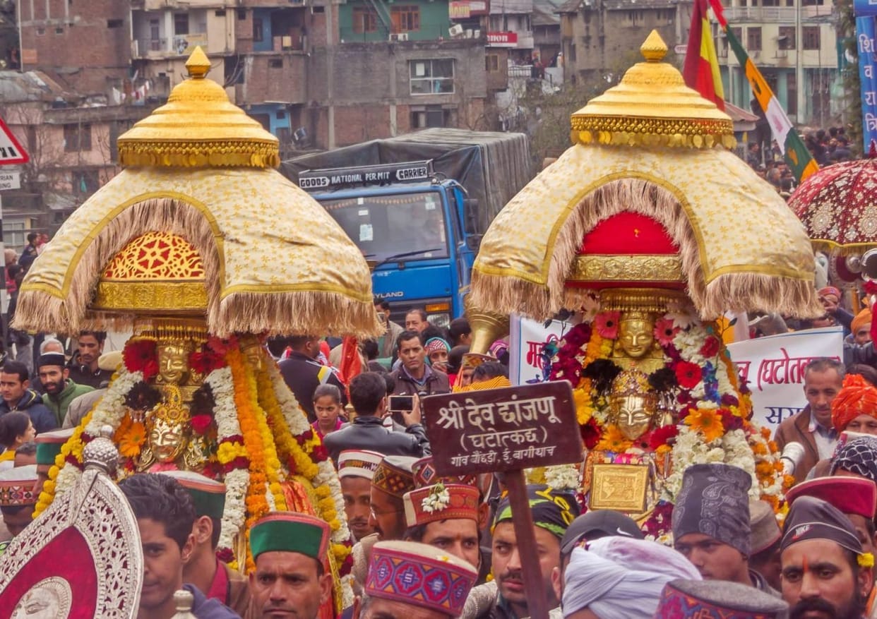 Dev Chhanjnu and Chhamanhu walk in the forefront of Jaleb