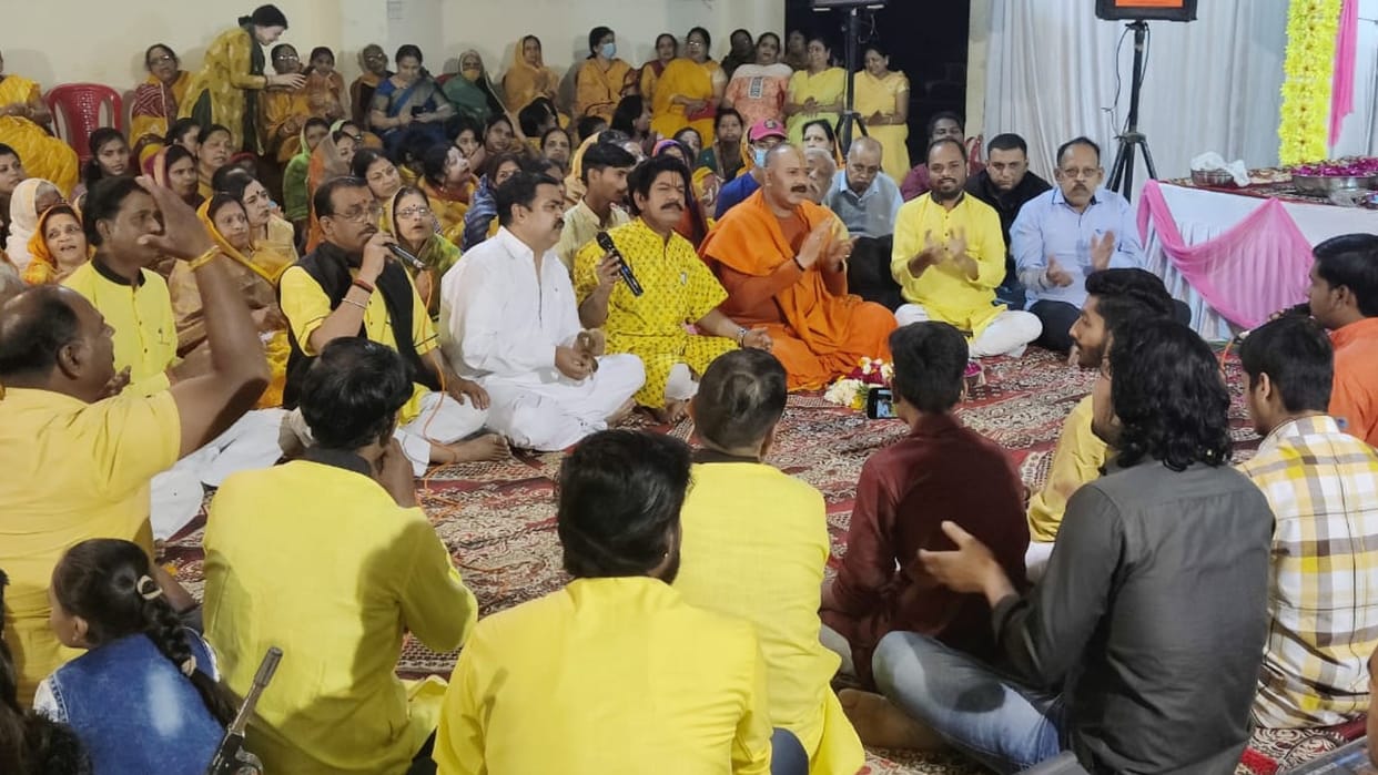 Sehore: Devotees engaged in monthly Radha Naam Kirtan, Pandit Pradeep Mishra gave the gift of hymns