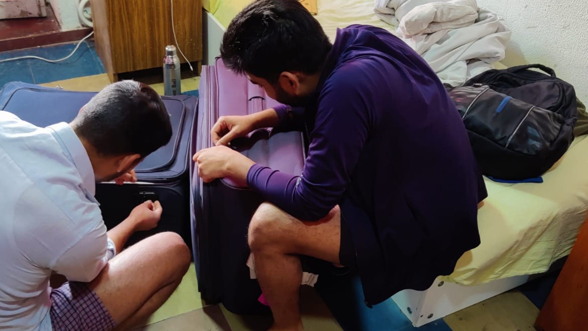 यूक्रेन के डेनिप्रो में रहने वाले भारतीय छात्र वापसी के लिए बैग पैक करते हुए। छात्र काफी सहमे हुए हैं।