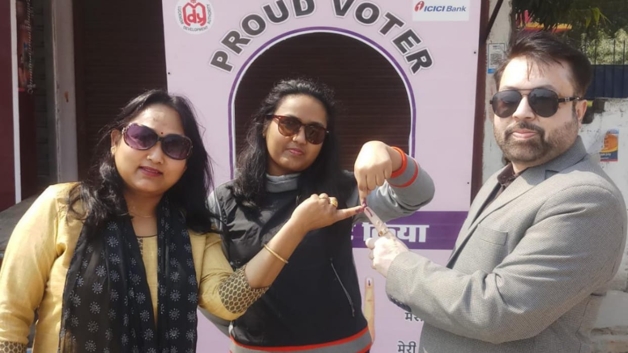 Lucknow: Selfie with ink... Our vote, our right, they got a chance to be printed in Amar Ujala Voter Awareness Campaign Competition