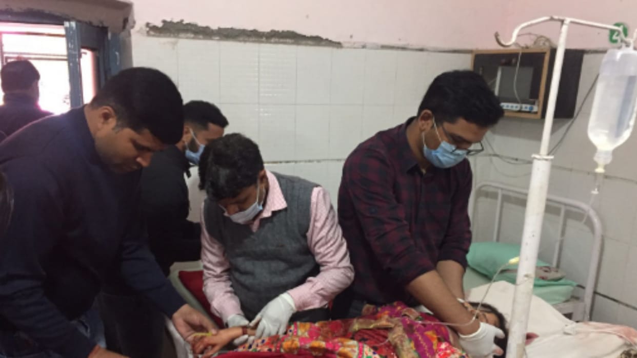 boyfriend stabbed her girlfriend to death in market place in Baghpat