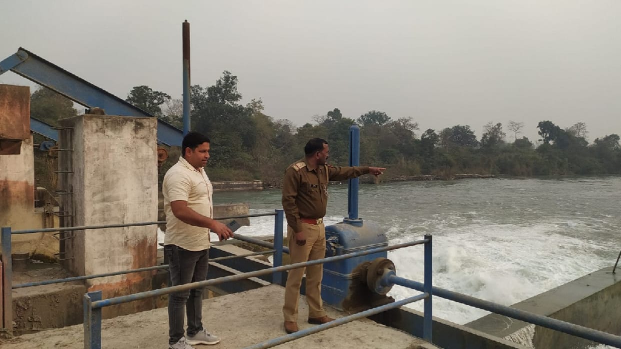 UP News: girl student jumped into Ganganahar during talking on mobile in Muzaffarnagar