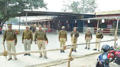 नवीन मंडी पर स्ट्रांग रूप के बाहर तैनात पुलिसकर्मी