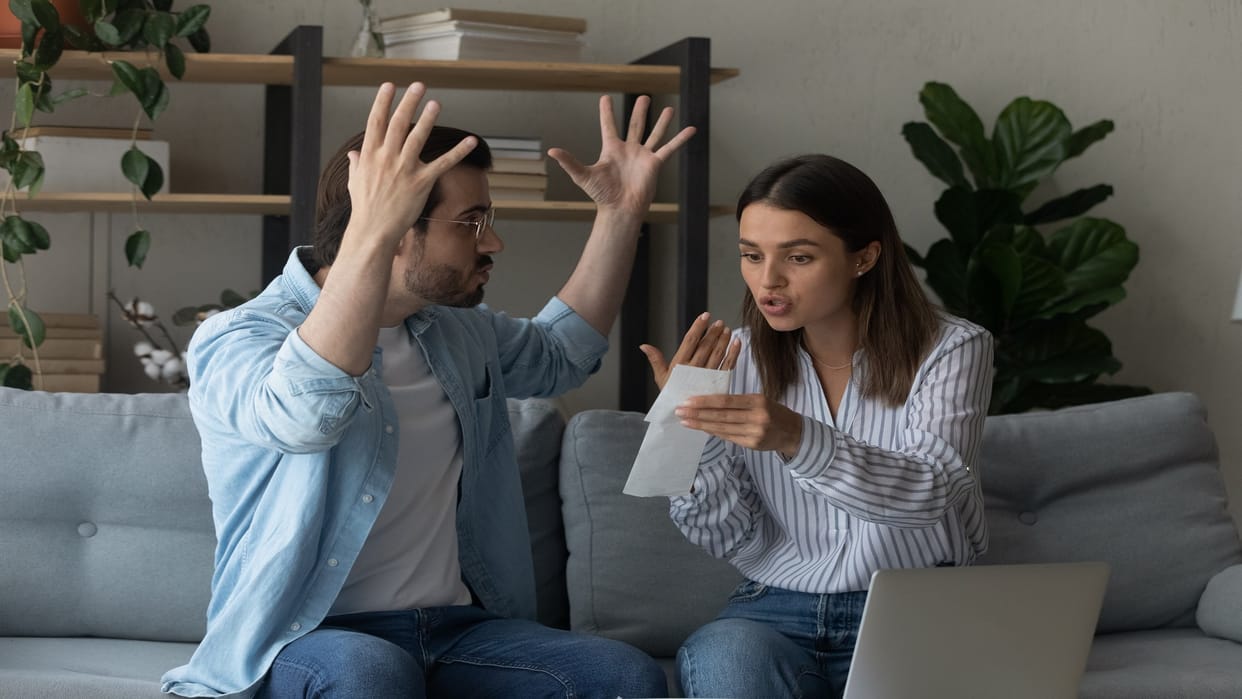 Relationship Issues Four Reasons of Fight Between Couples on Money Matters